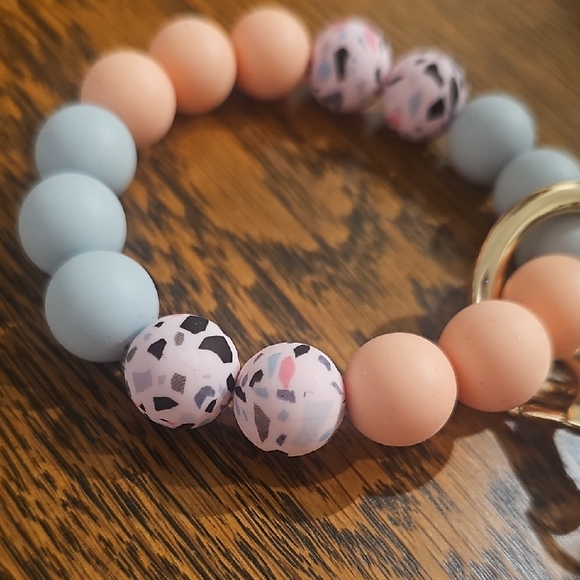 NWOT Stretchy Beaded Keychain with Tassel And Gold Hardware - Picture 2 of 2